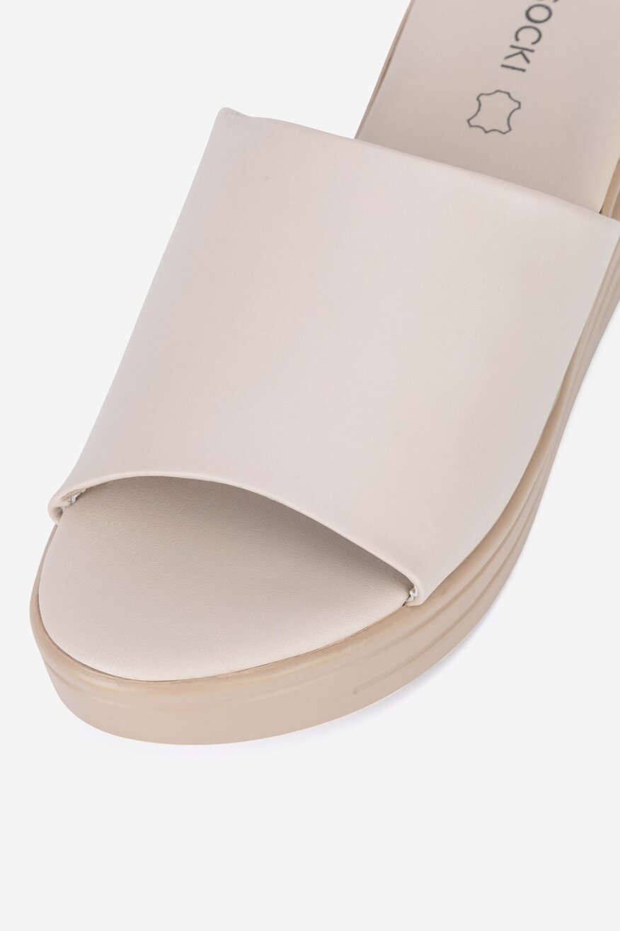 Klapki skórzane na koturnie