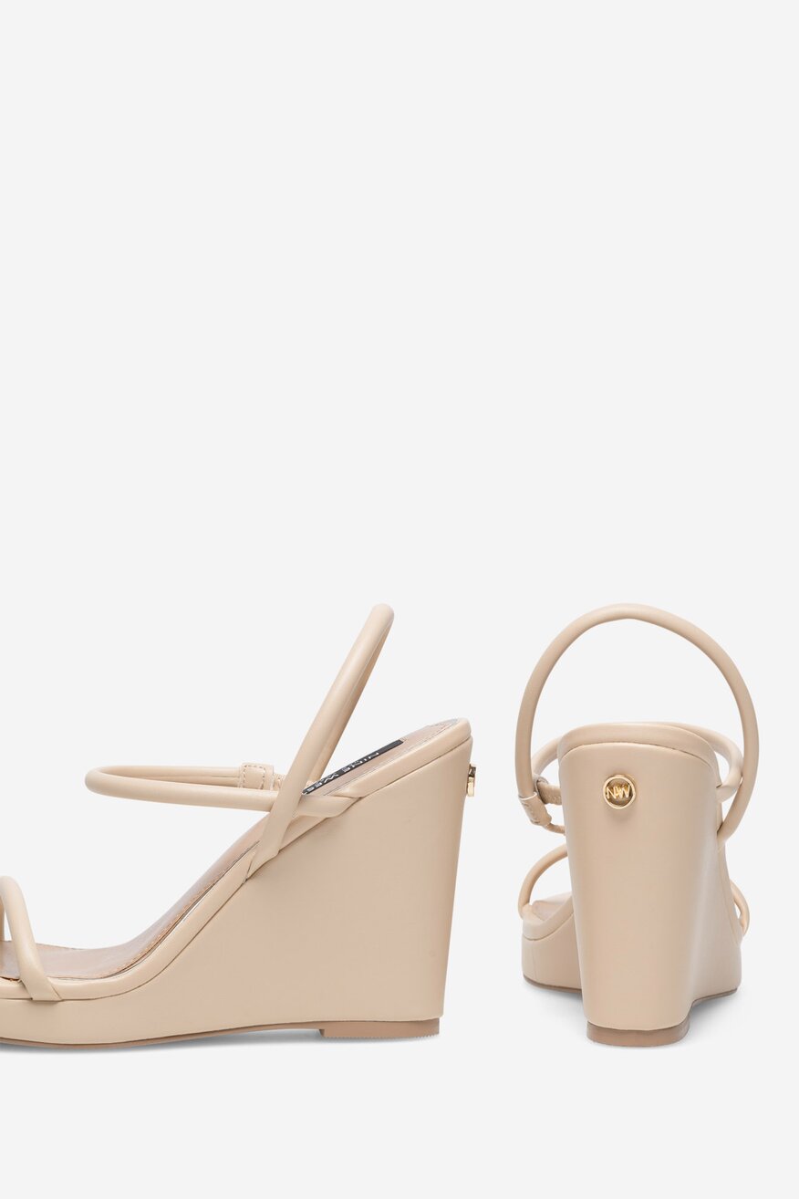 Sandały na koturnie