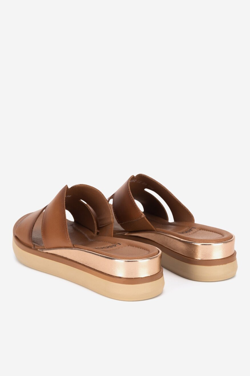 Klapki skórzane na koturnie