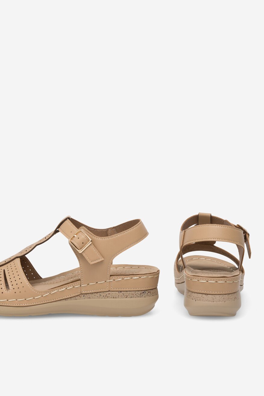 Sandały na koturnie