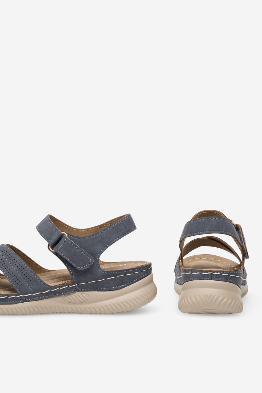 Sandały na koturnie