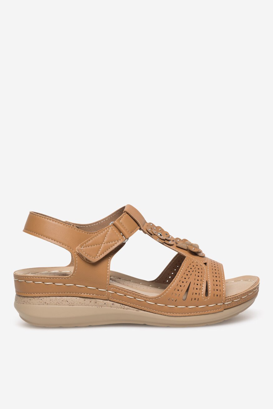 Sandały na koturnie