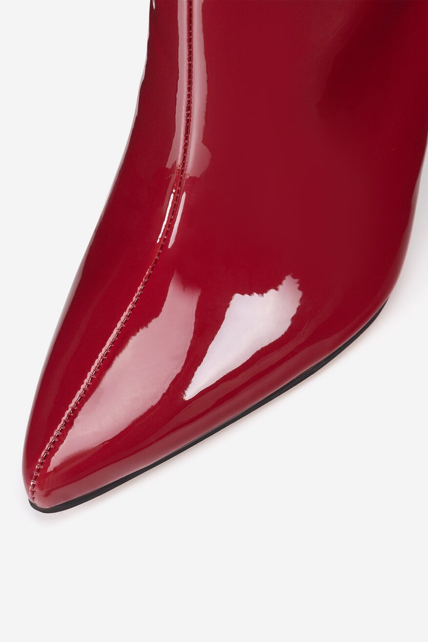 Kozaki lakierowane na słupku