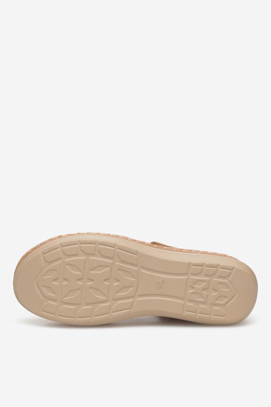 Sandały na koturnie