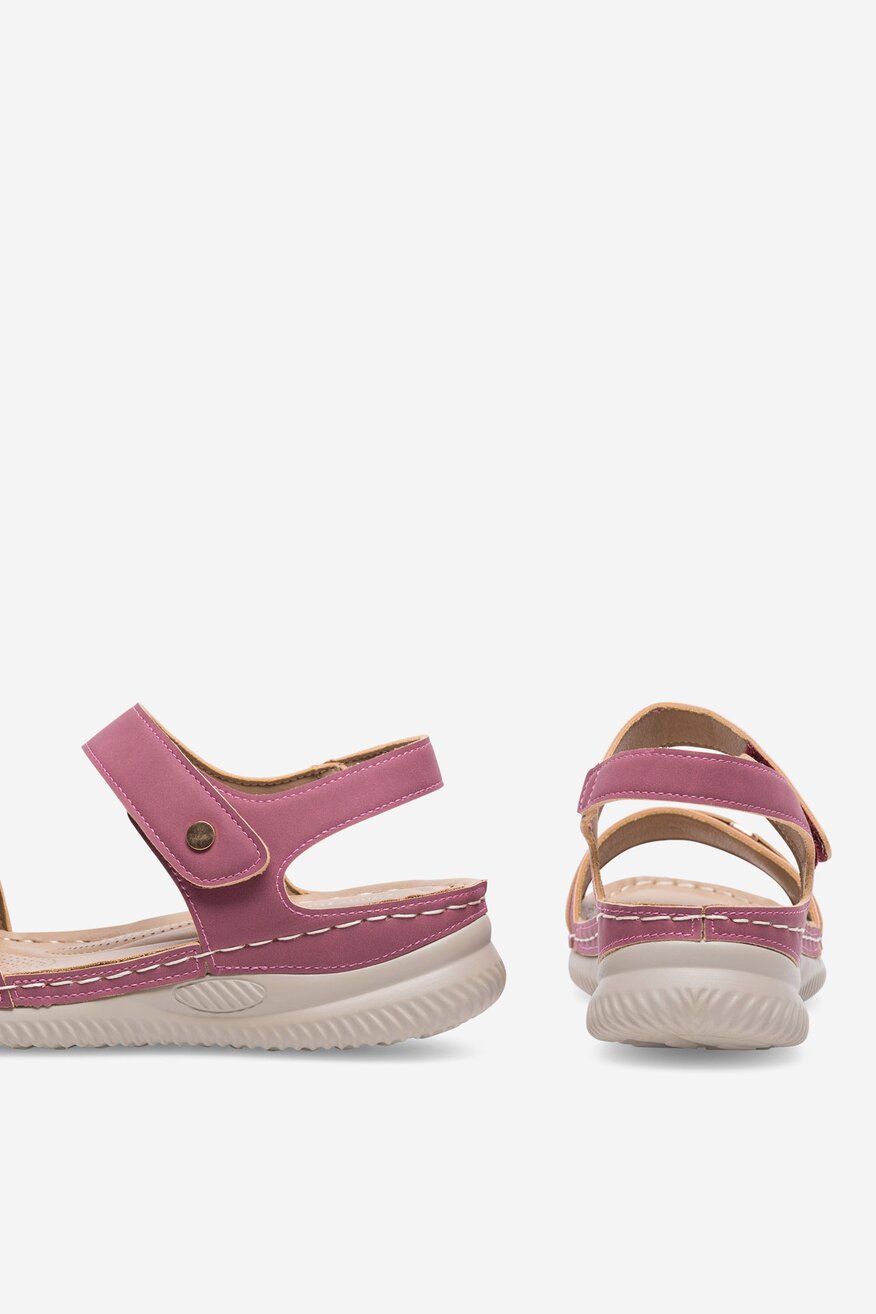 Sandały na koturnie