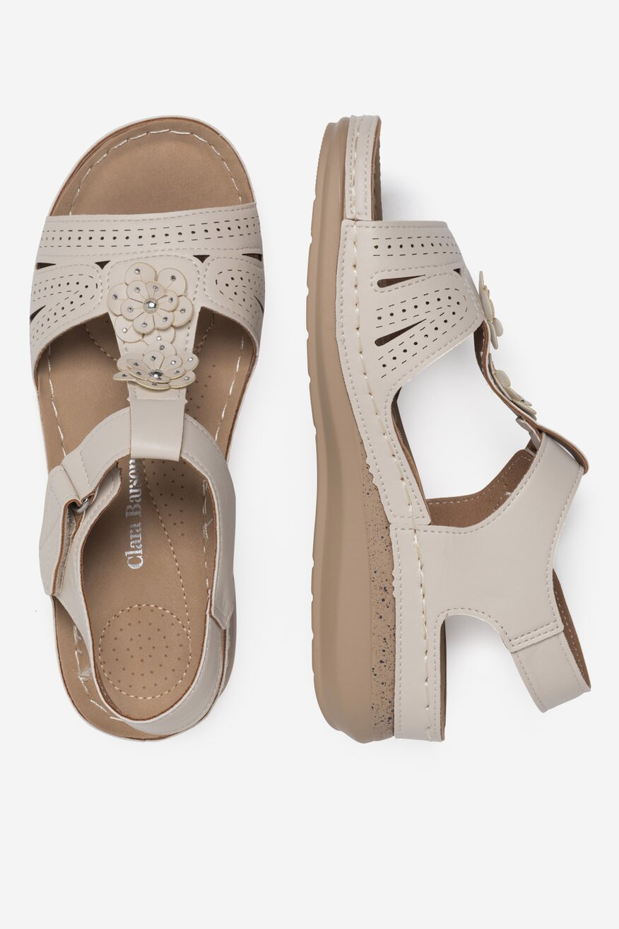 Sandały na koturnie