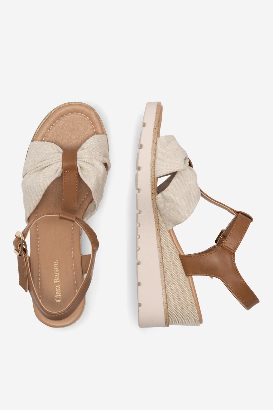 Sandały na koturnie