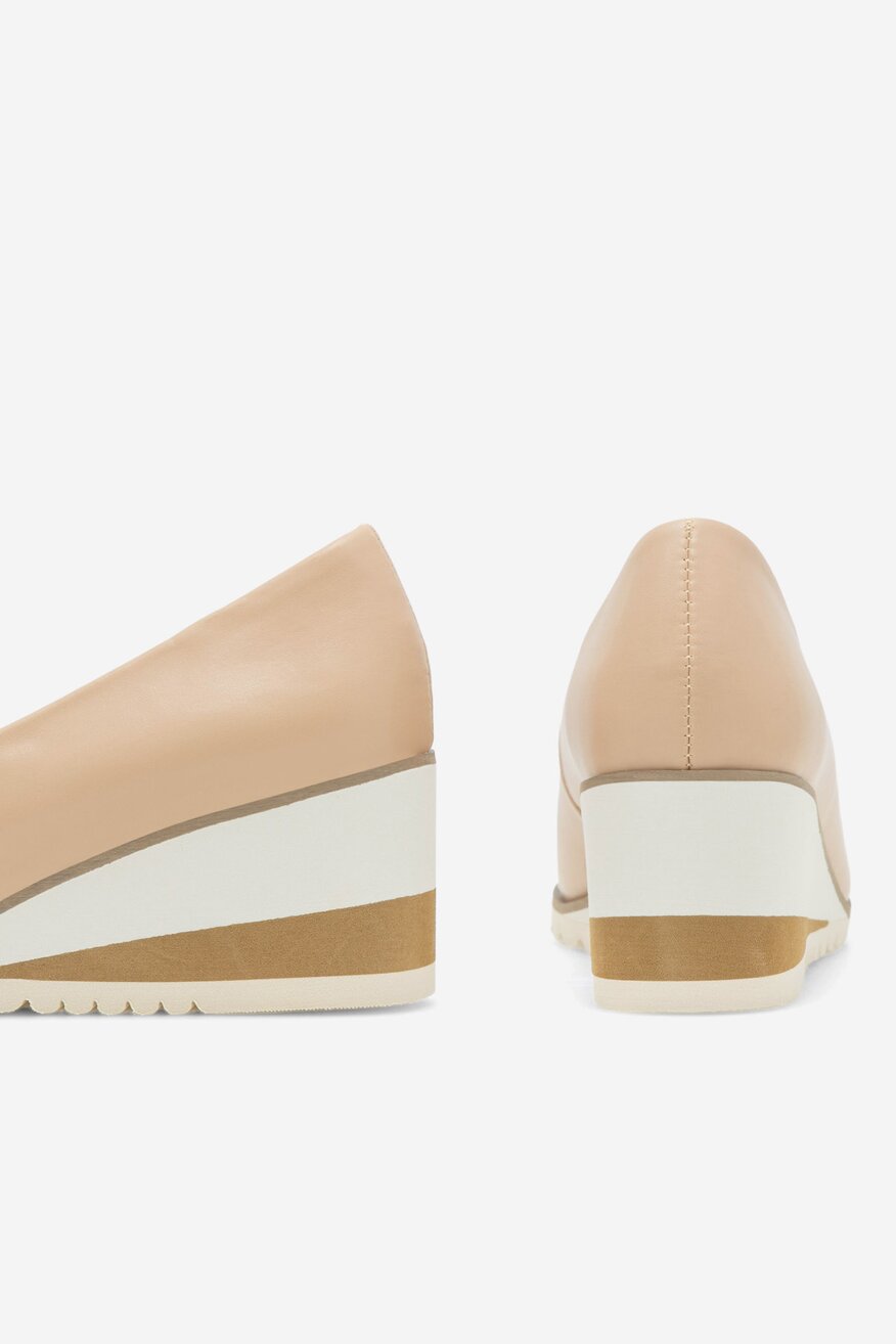 Czółenka na koturnie