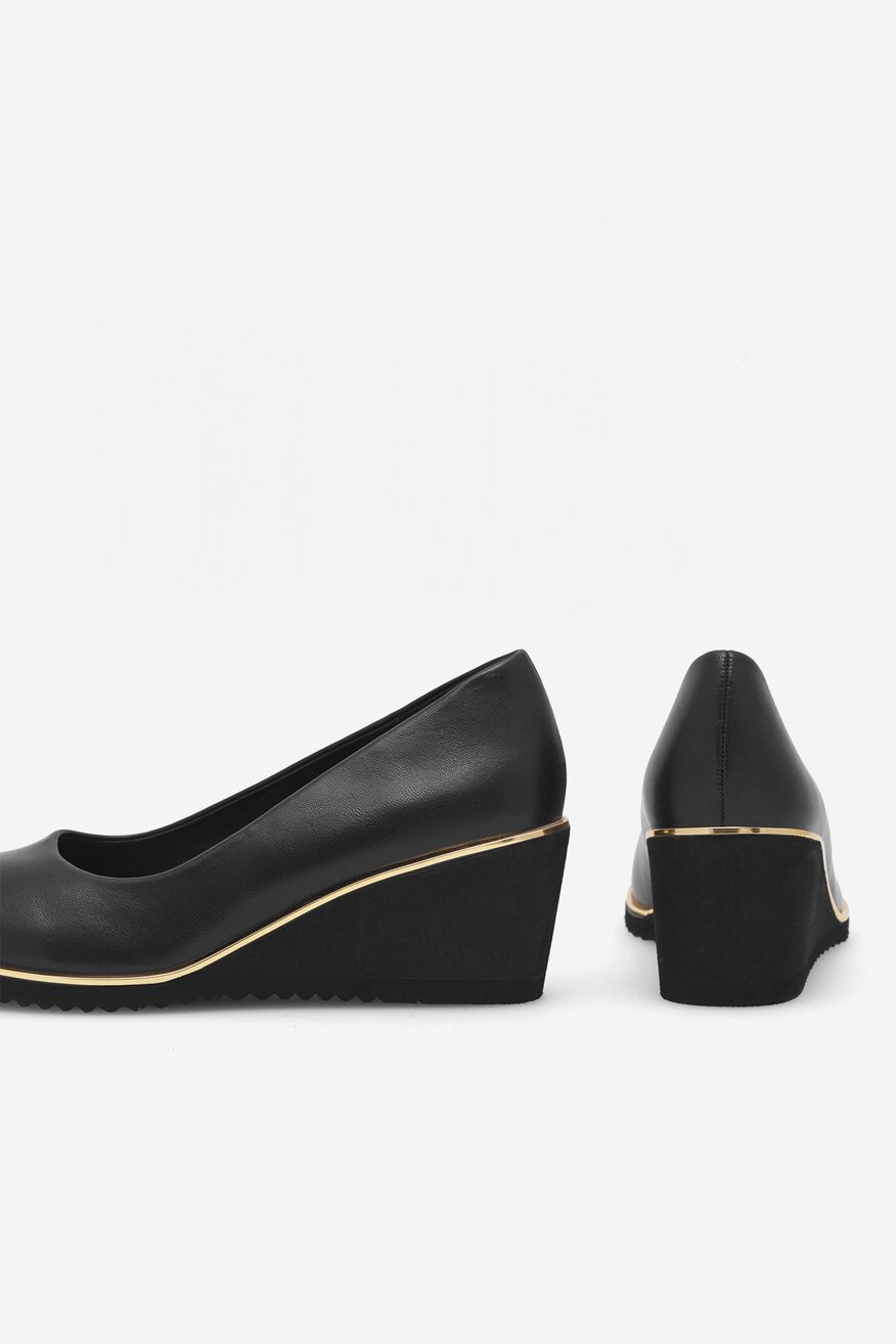 Czółenka na koturnie