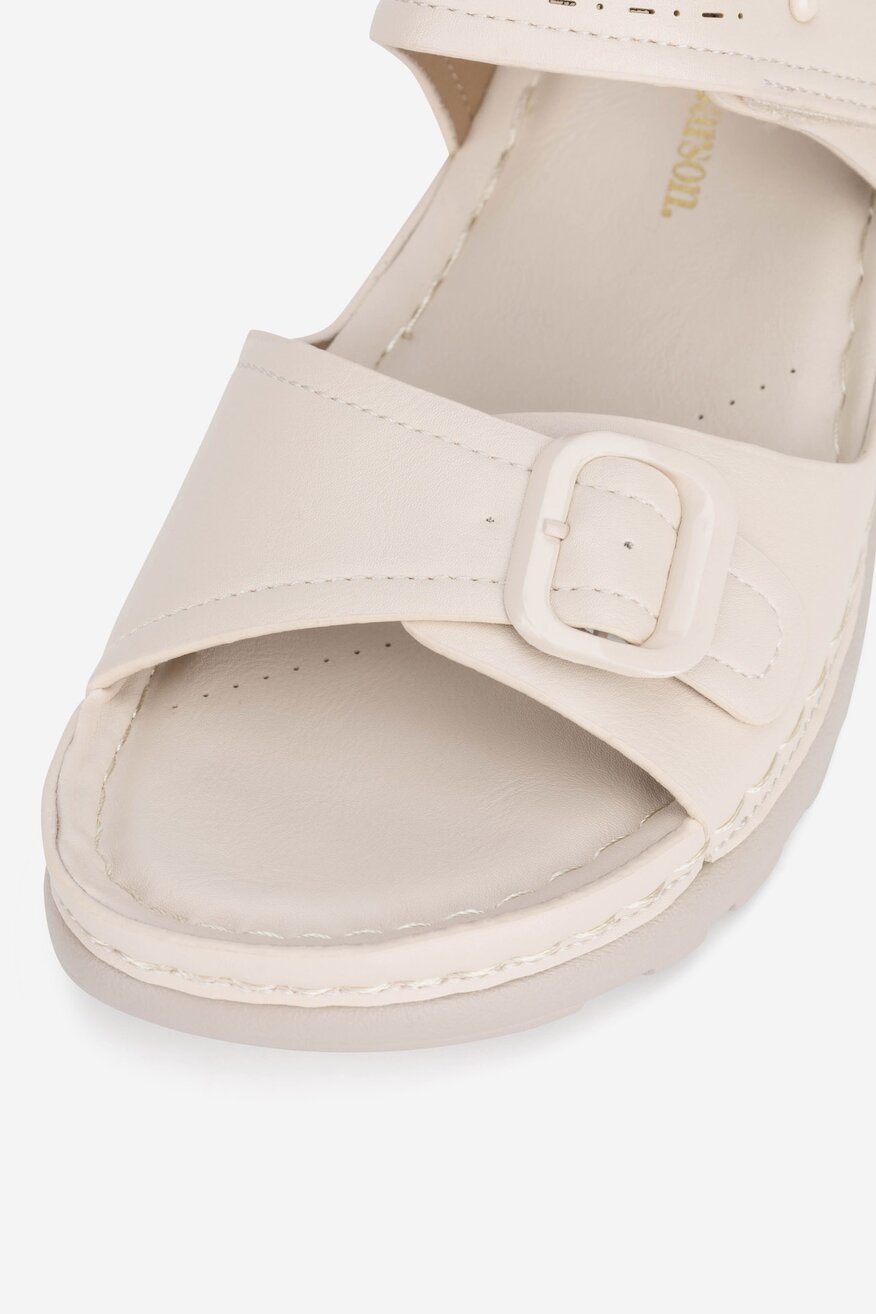 Sandały na koturnie