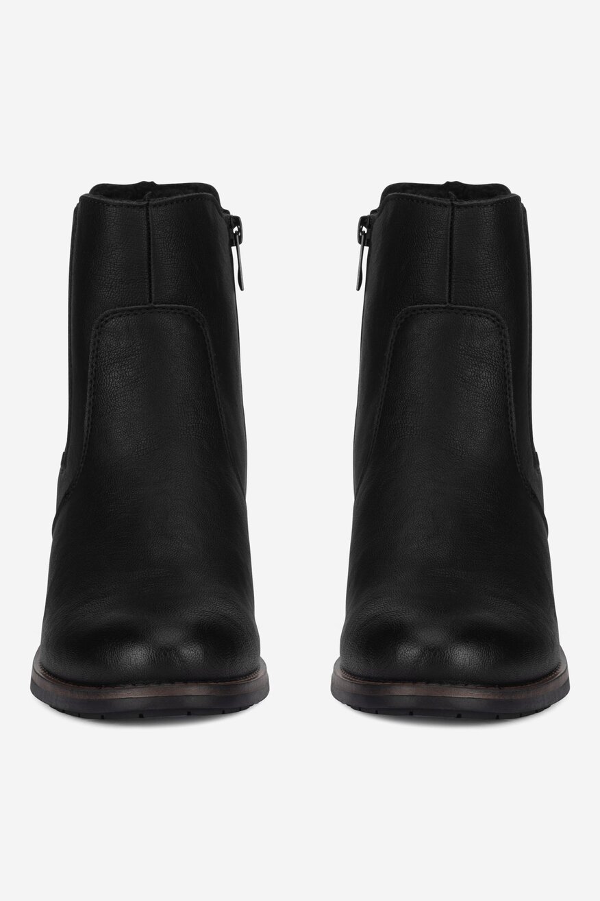 Botki ocieplane na słupku