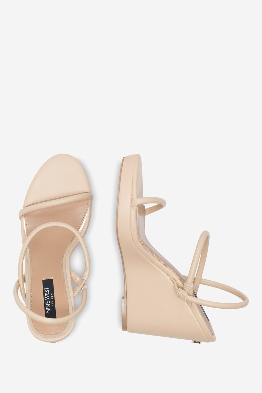 Sandały na koturnie