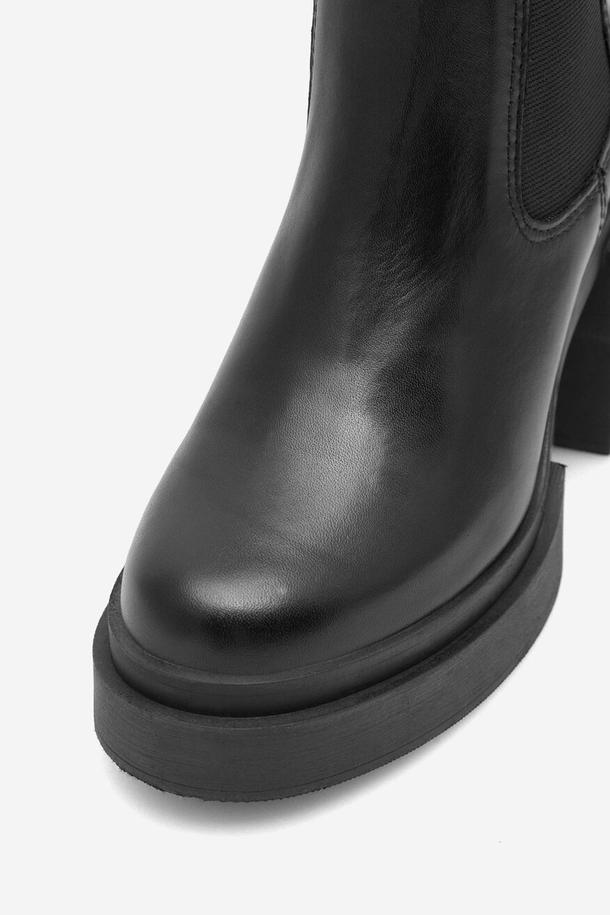 Botki skórzane na słupku