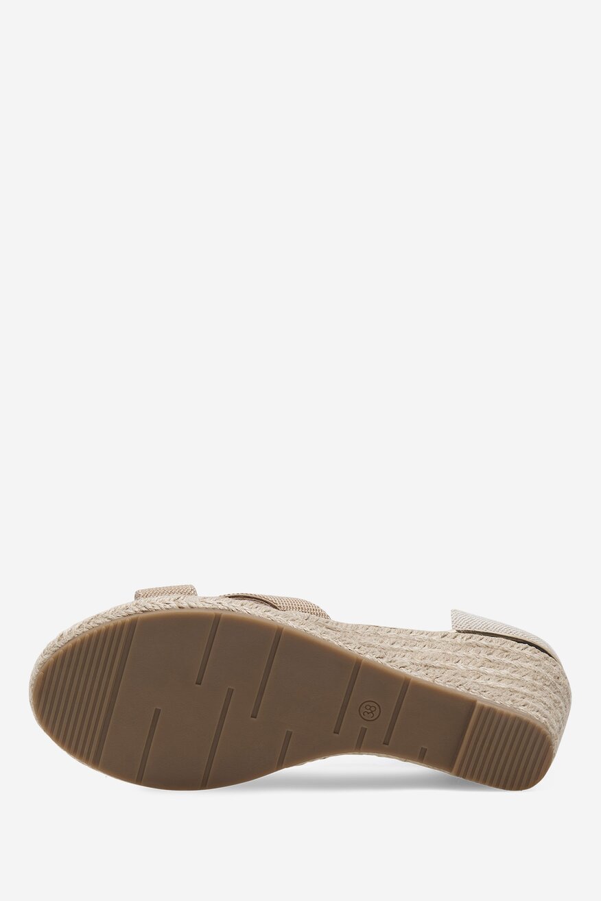 Sandały na koturnie