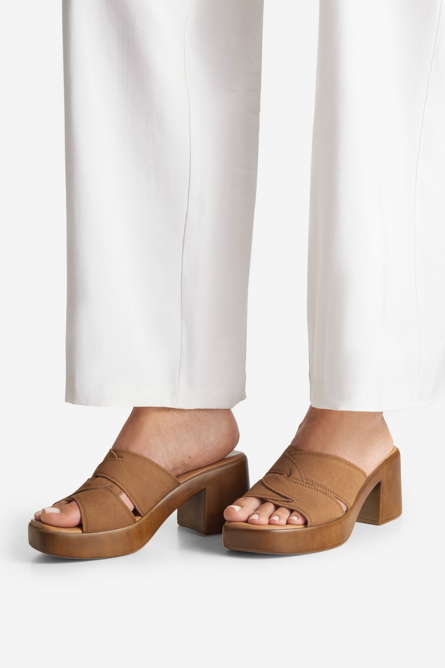 Klapki skórzane na obcasie