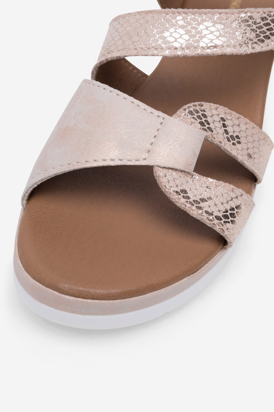 Sandały na koturnie