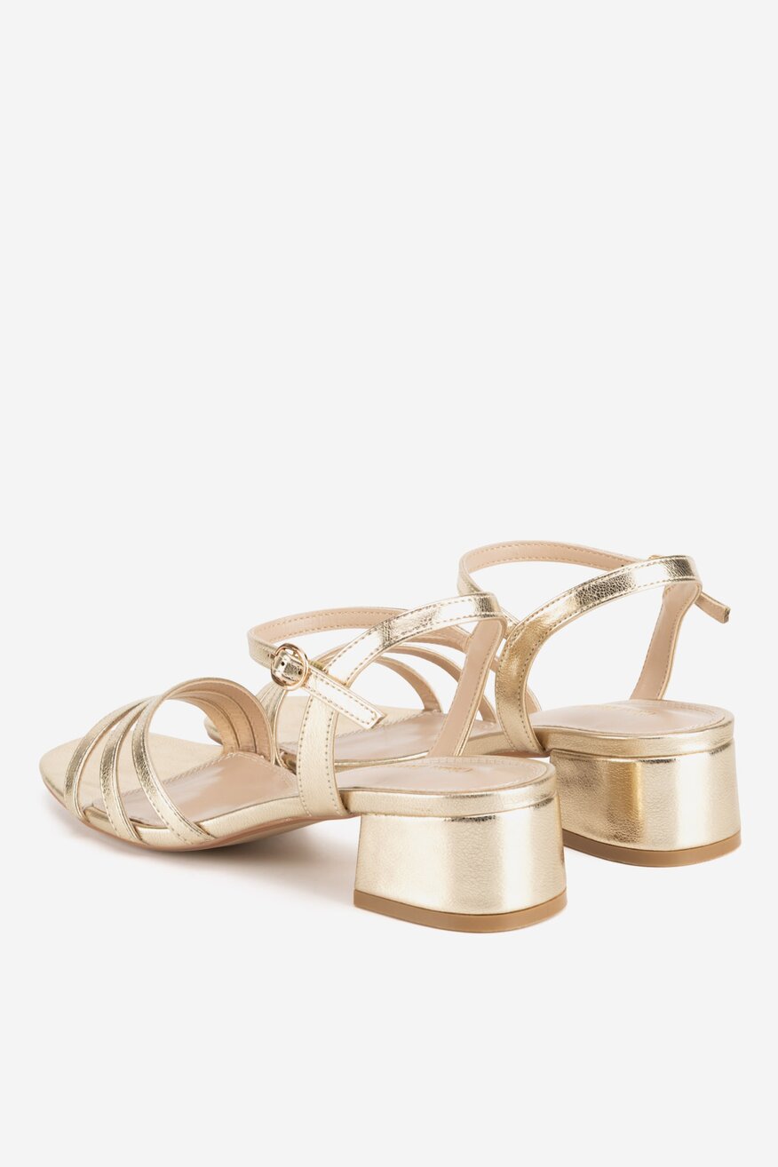 Sandały na obcasie