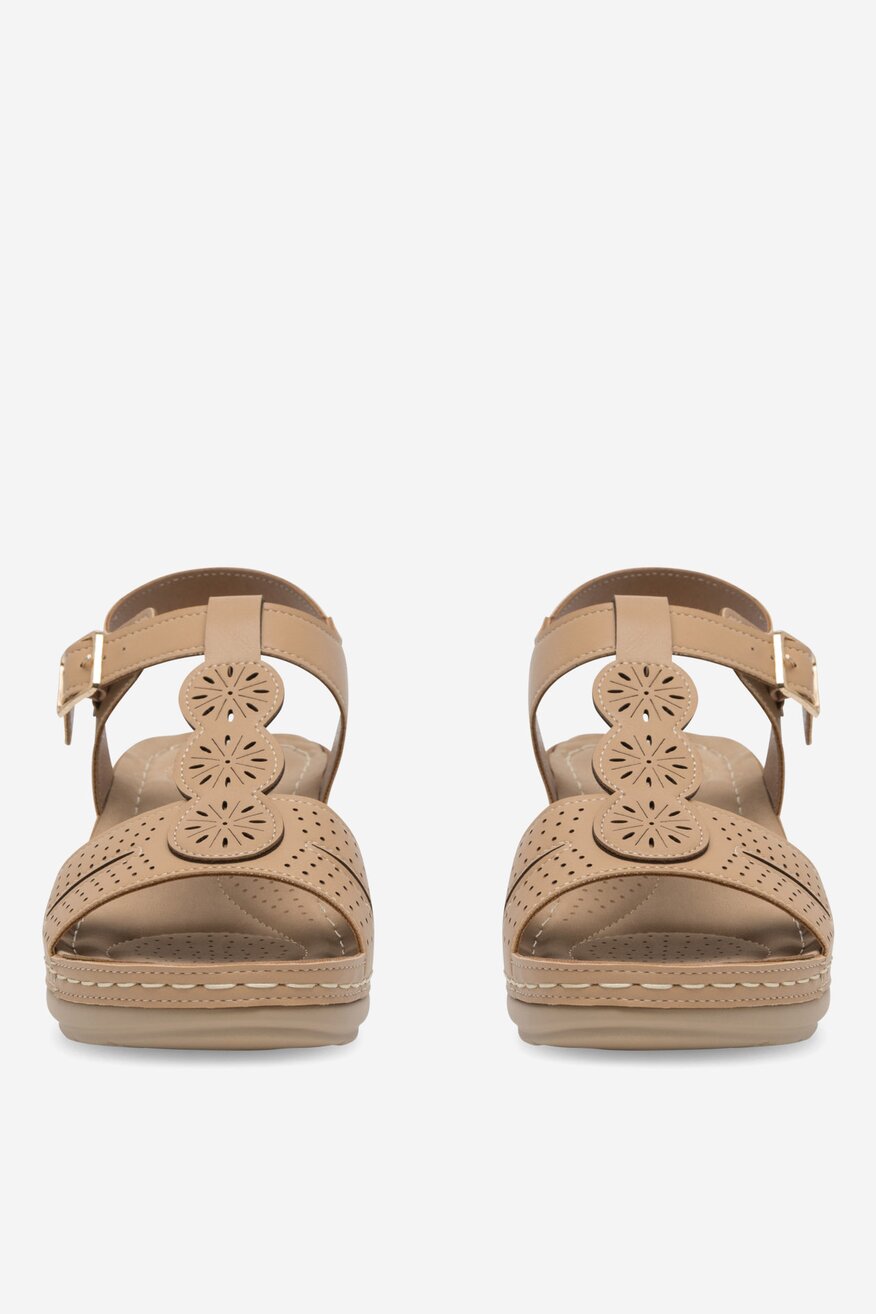 Sandały na koturnie