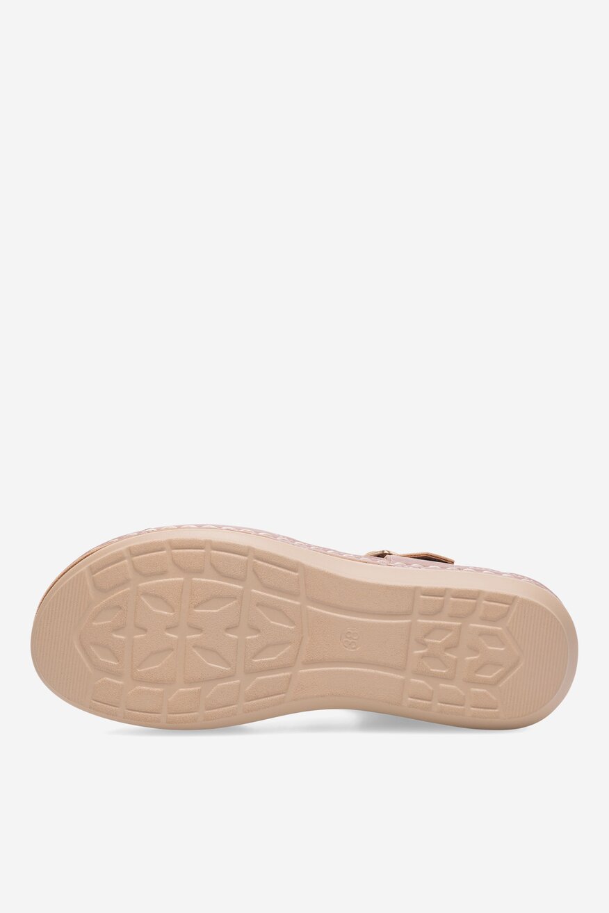 Sandały na koturnie