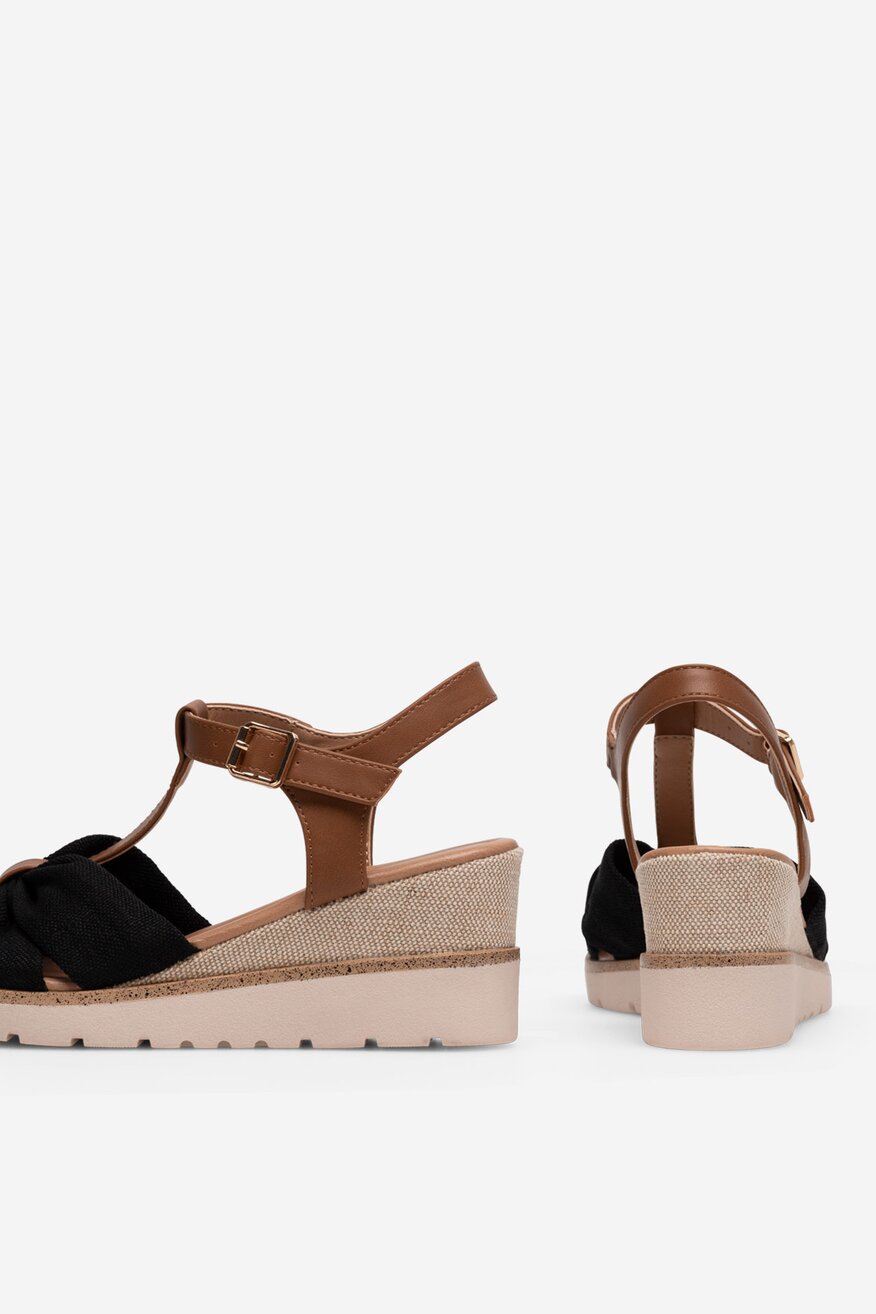 Sandały na koturnie