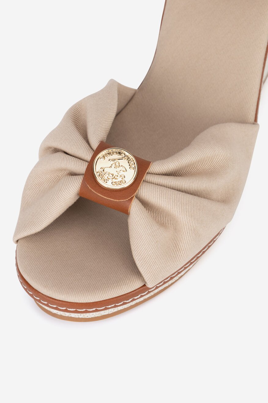 Sandały na koturnie