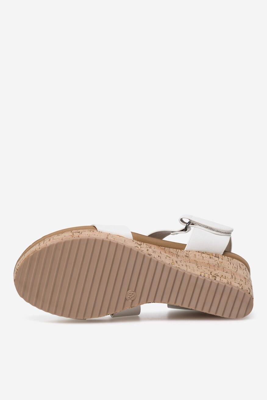 Sandały na koturnie