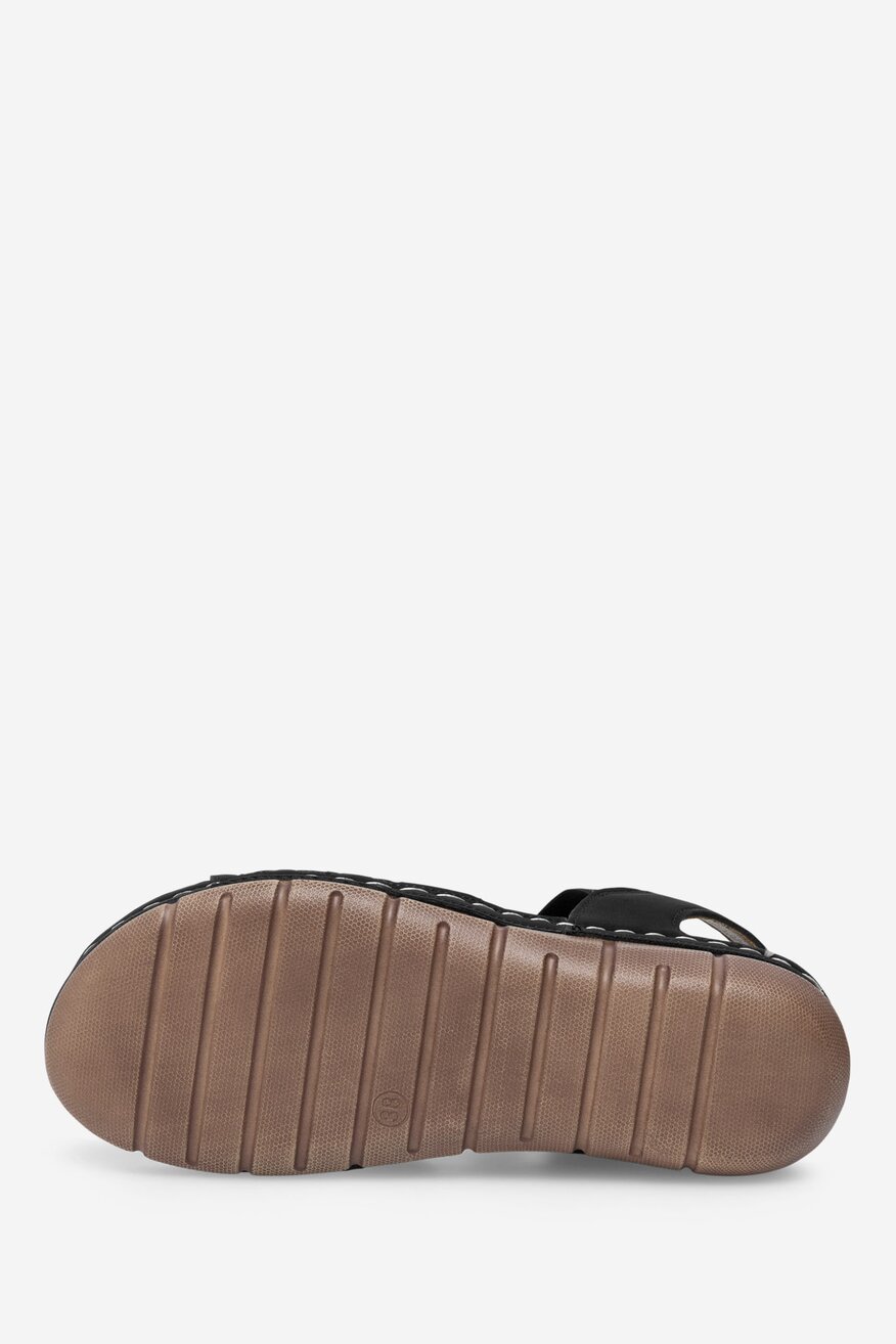 Sandały na koturnie