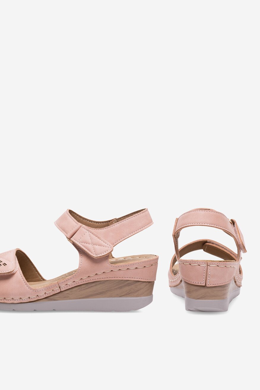 Sandały na koturnie