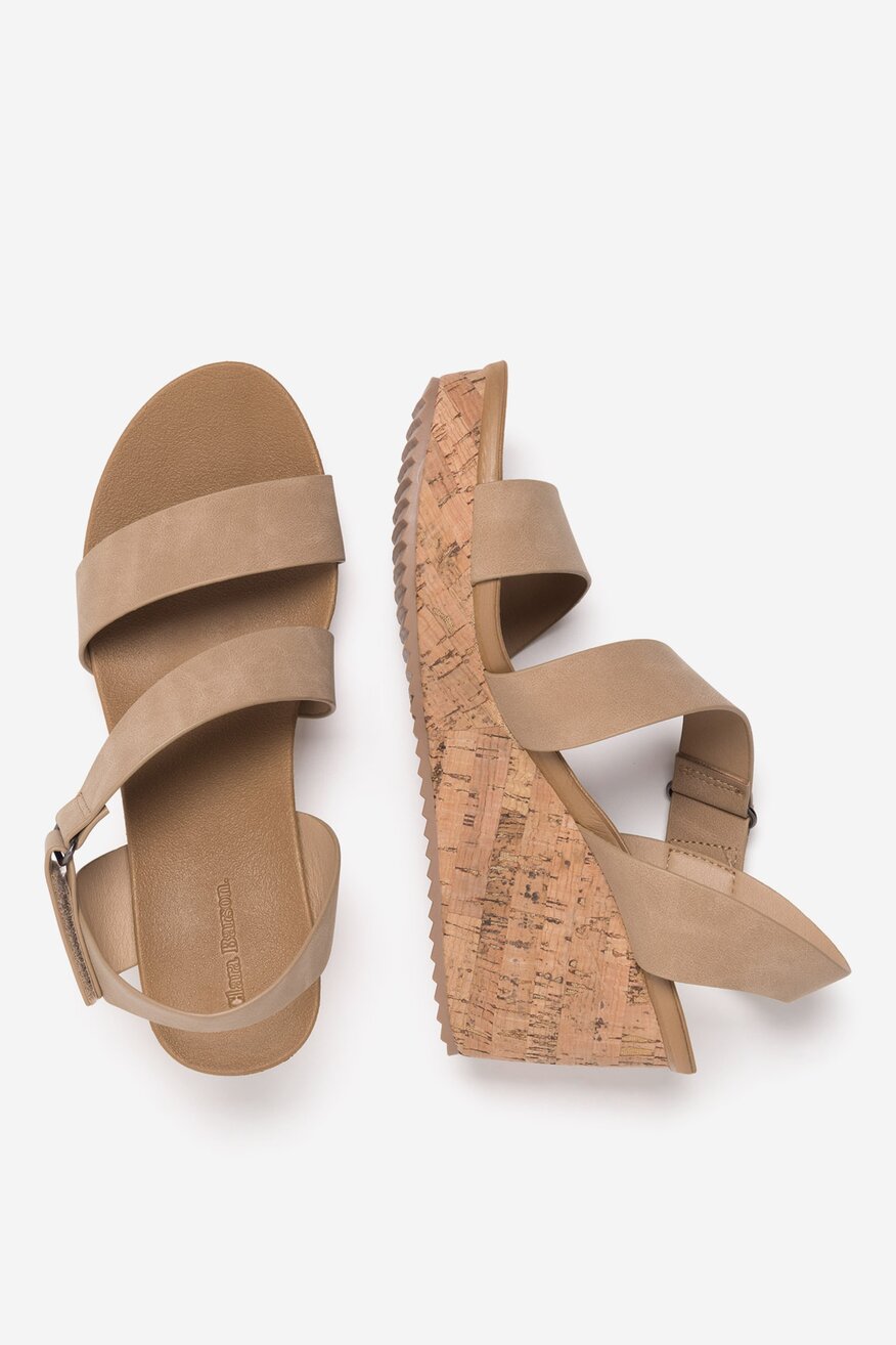 Sandały na koturnie