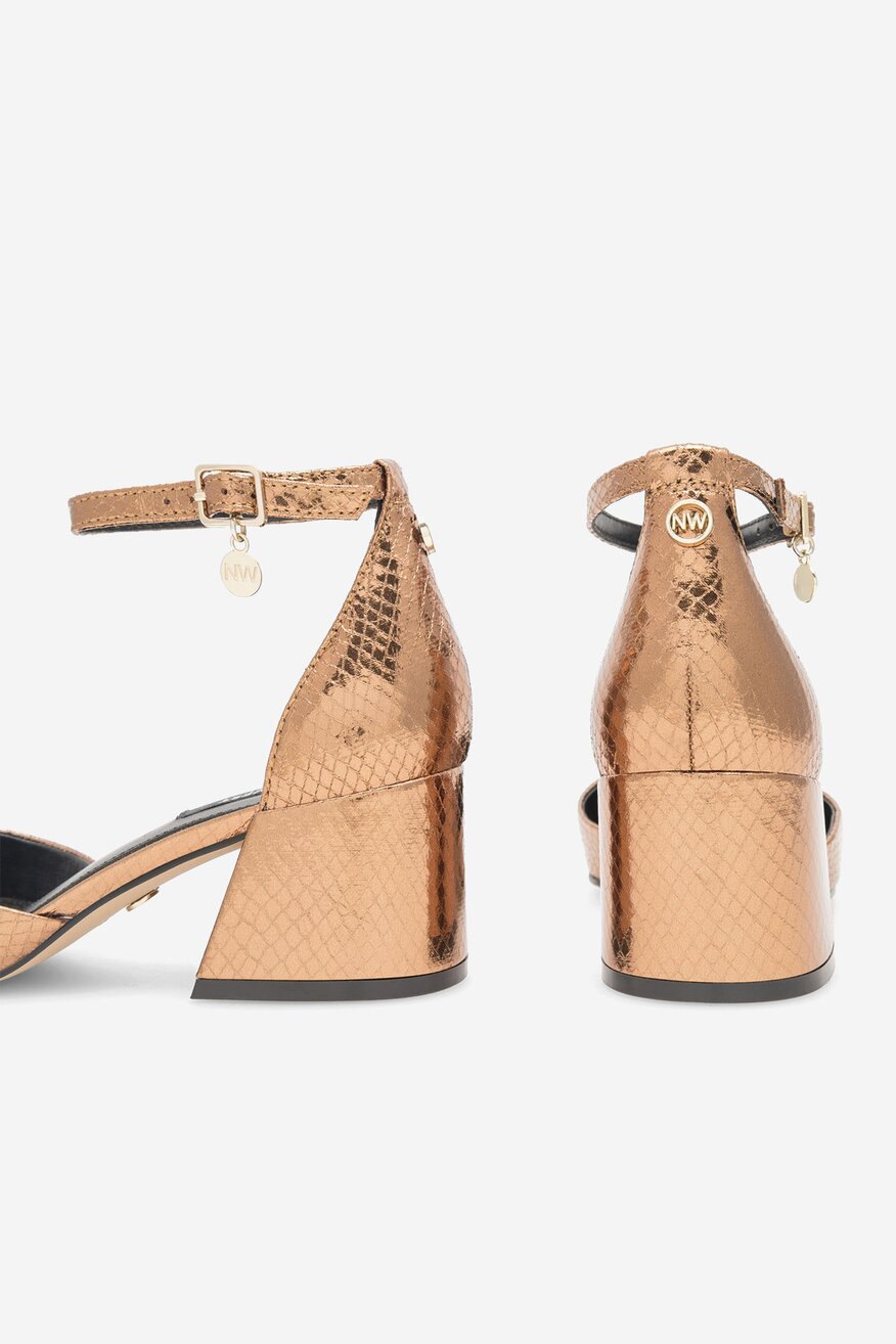 Czółenka na słupku