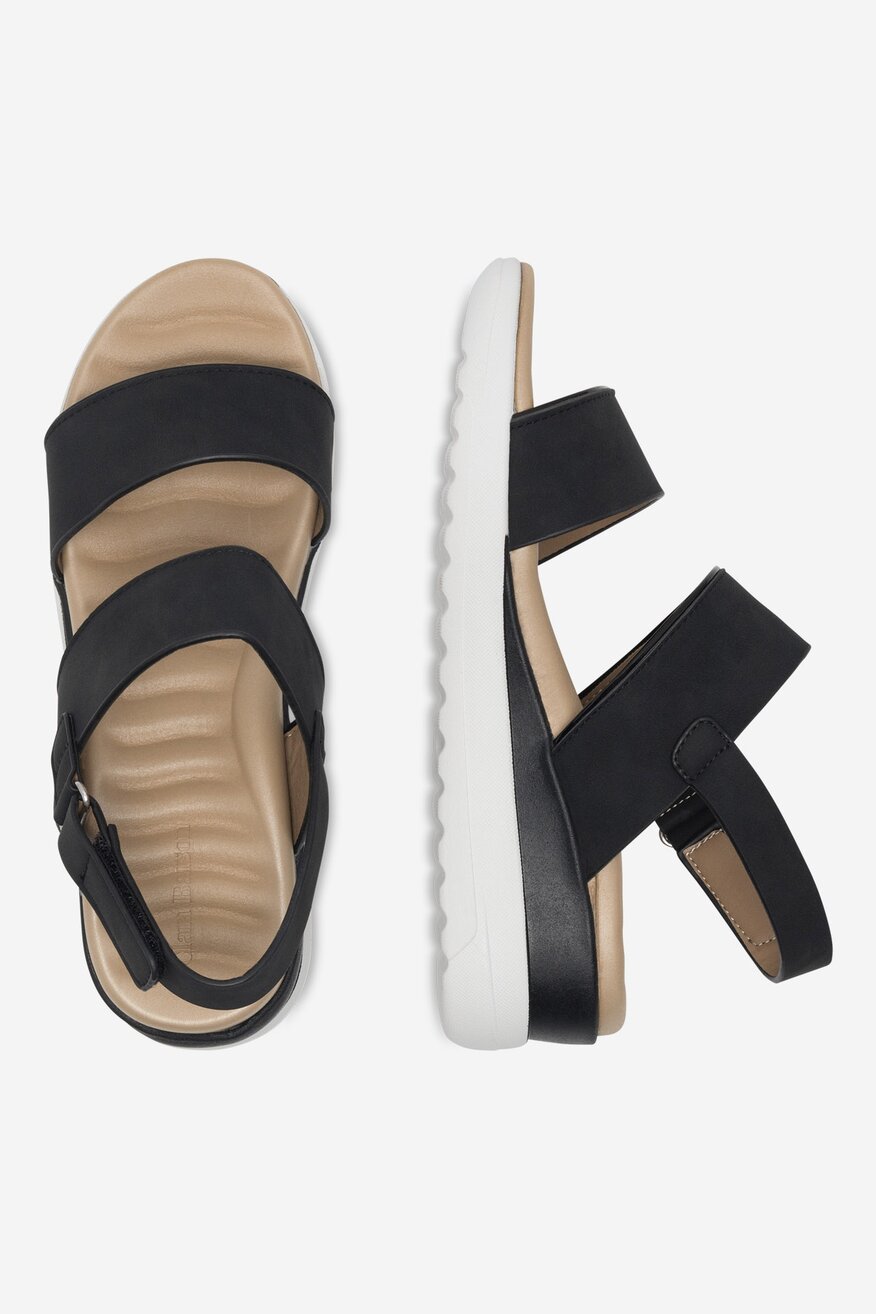 Sandały na koturnie