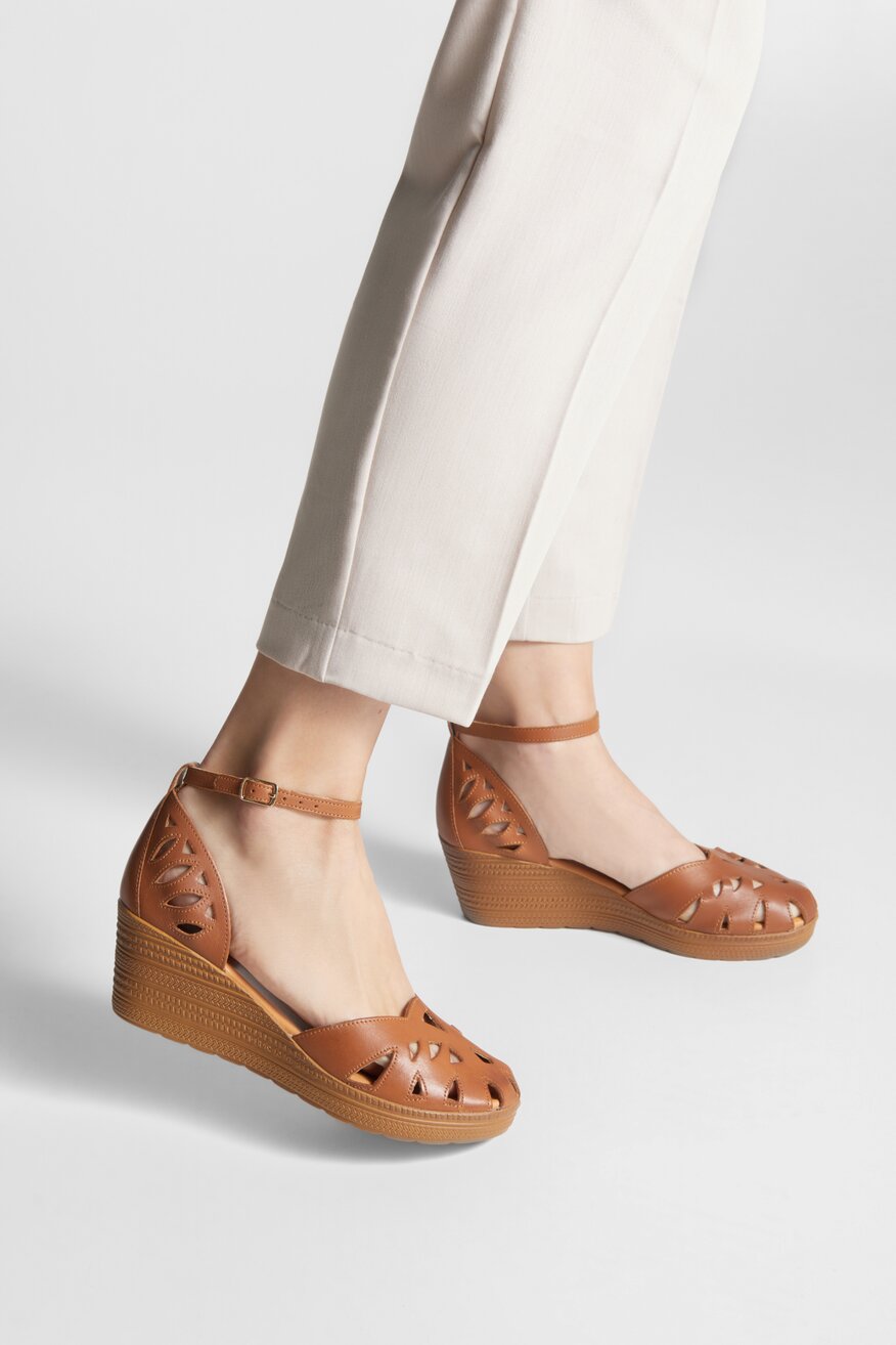 Sandały skórzane na koturnie