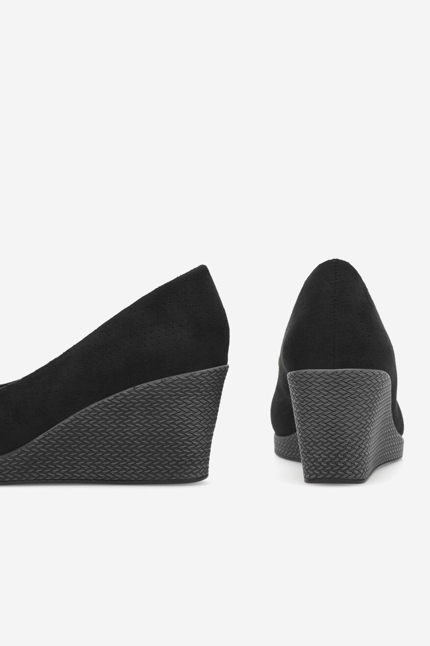 Czółenka na koturnie