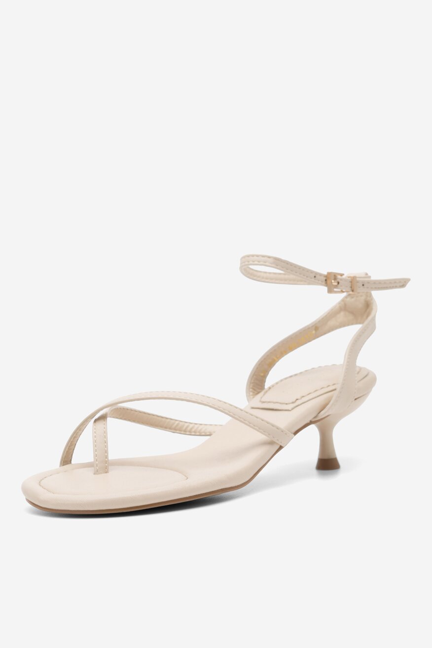 Sandały na obcasie