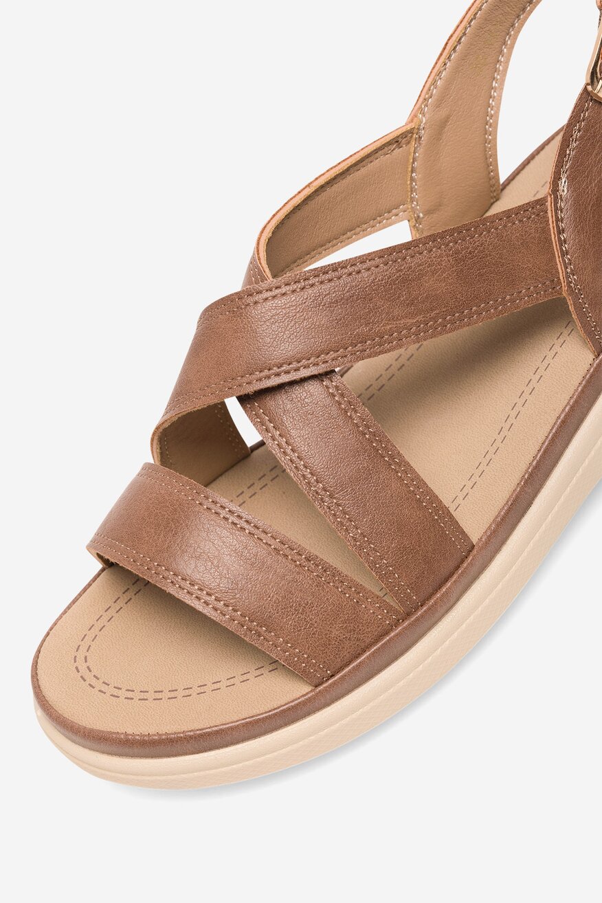 Sandały na koturnie