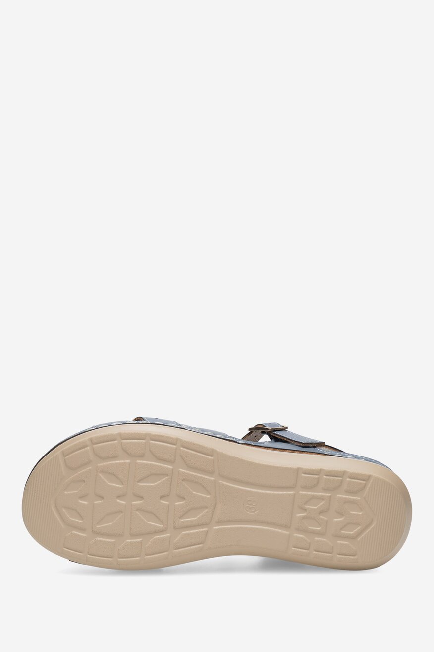 Sandały na koturnie