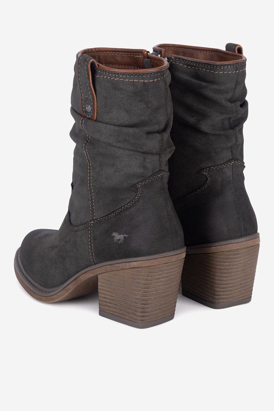 Botki ocieplane na słupku