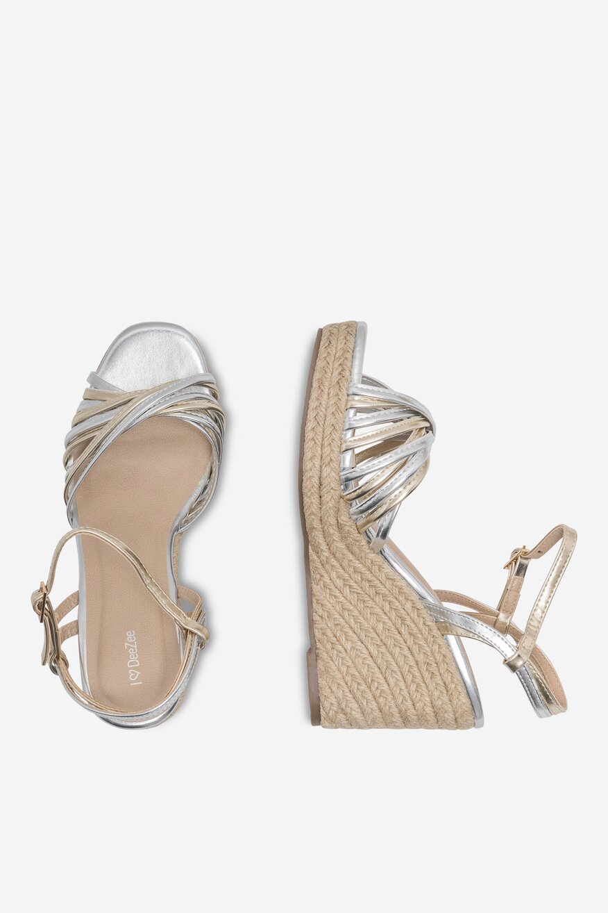 Sandały na koturnie