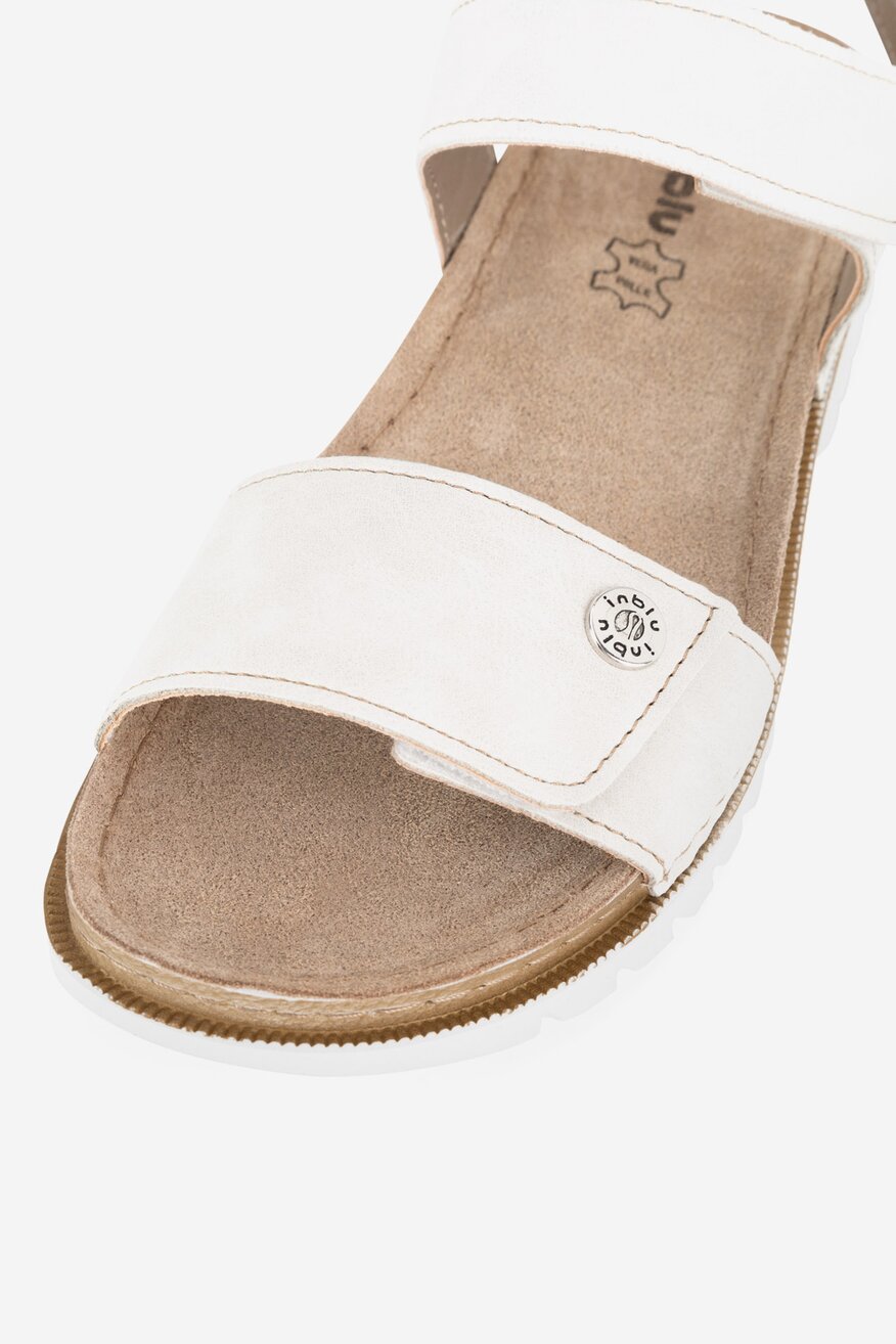 Sandały na koturnie