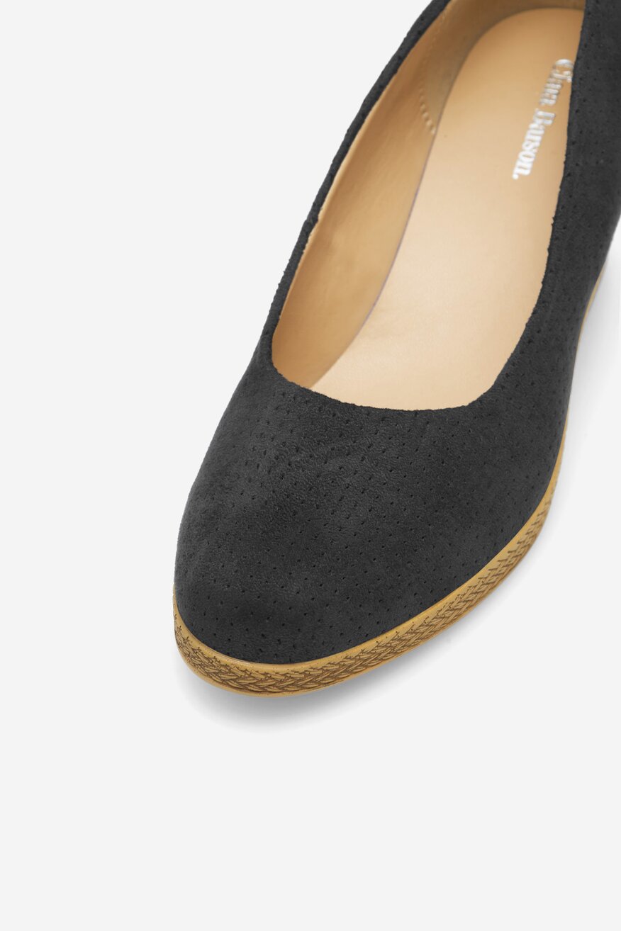 Czółenka na koturnie