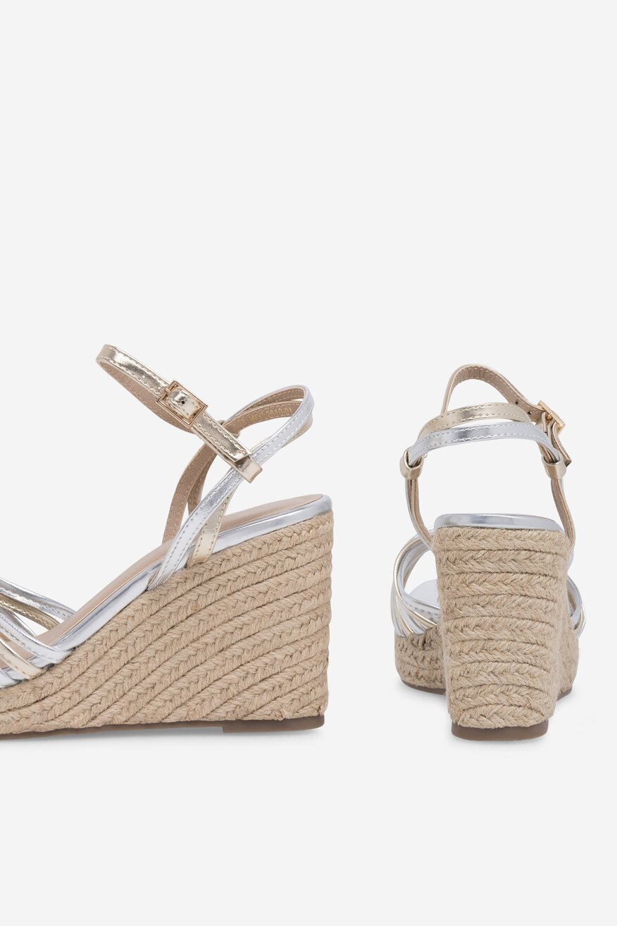 Sandały na koturnie