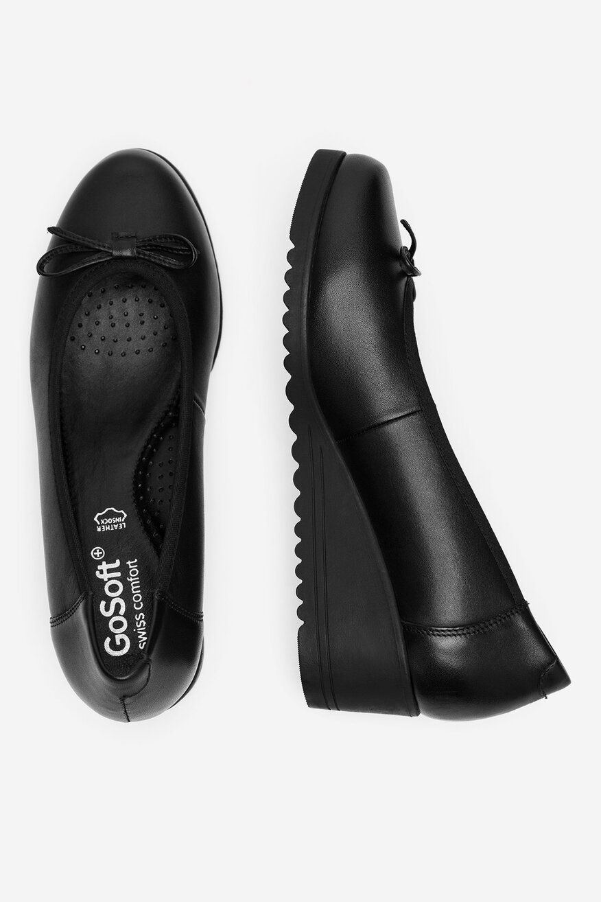 Czółenka skórzane na koturnie