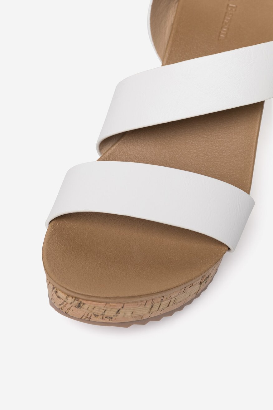 Sandały na koturnie