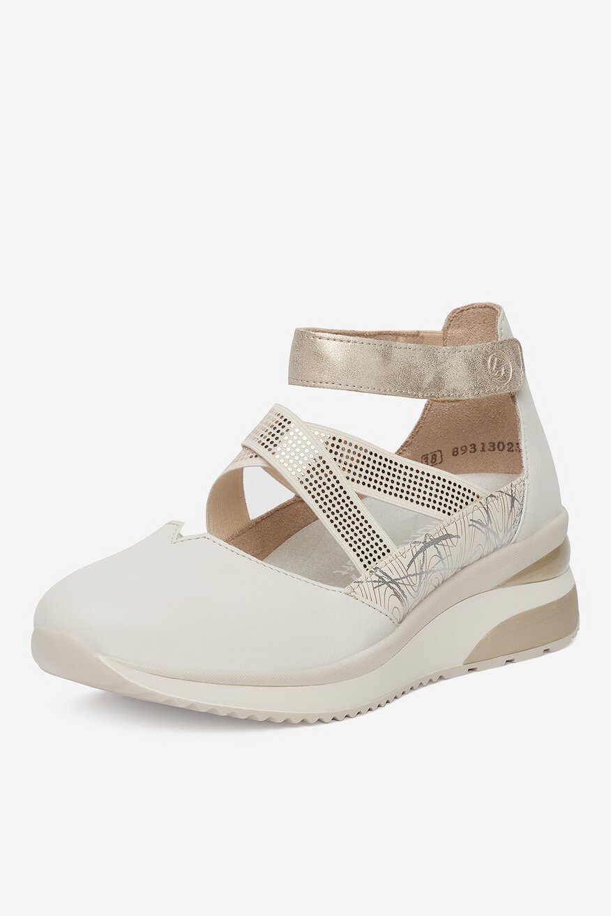 Sandały na koturnie