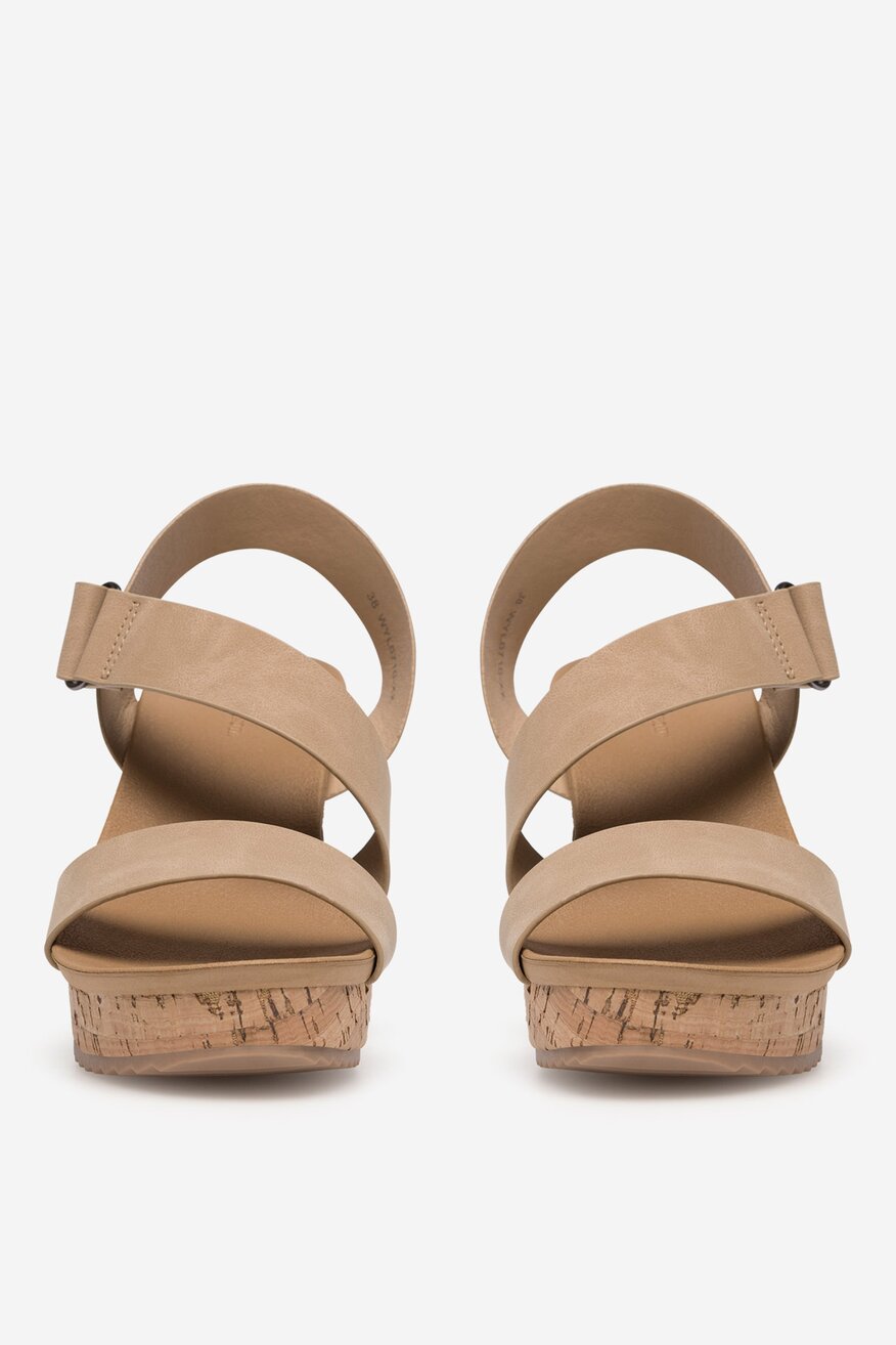 Sandały na koturnie