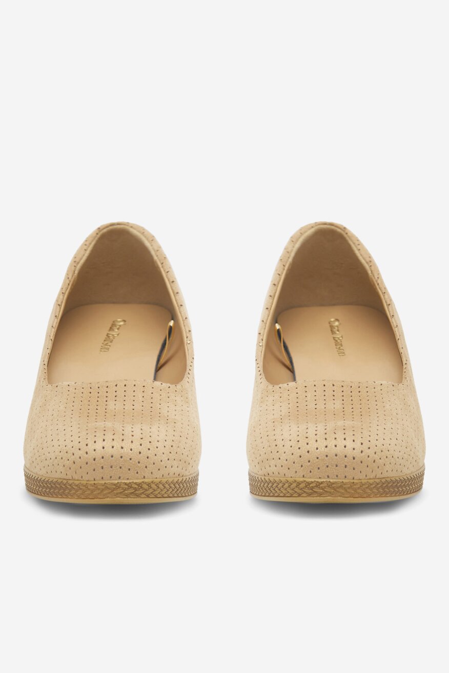 Czółenka na koturnie