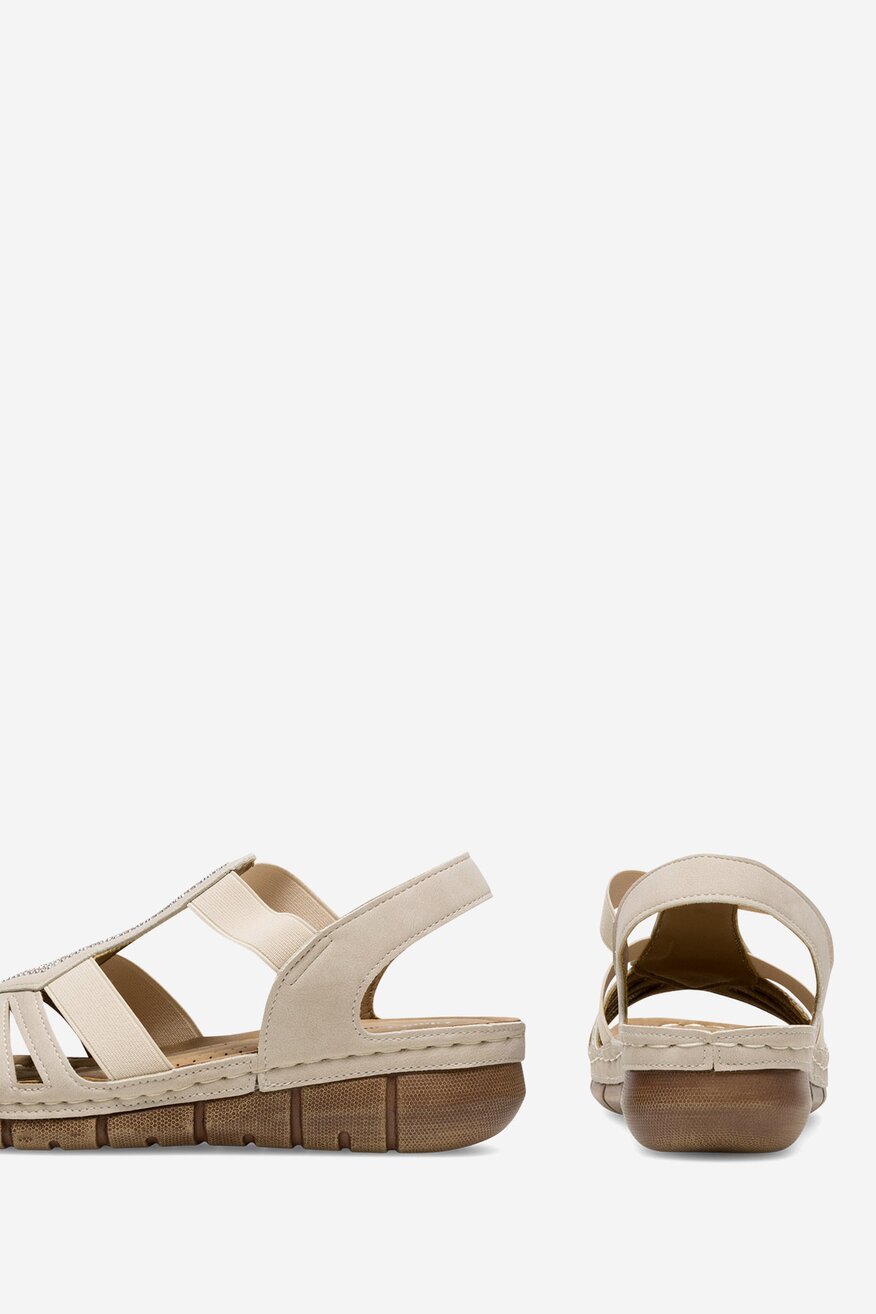 Sandały na koturnie