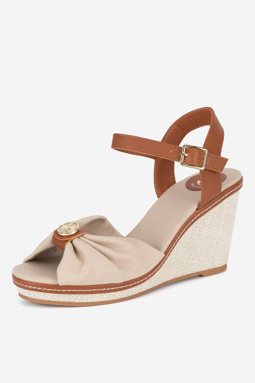 Sandały na koturnie