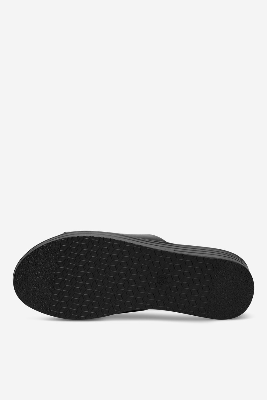 Klapki skórzane na koturnie