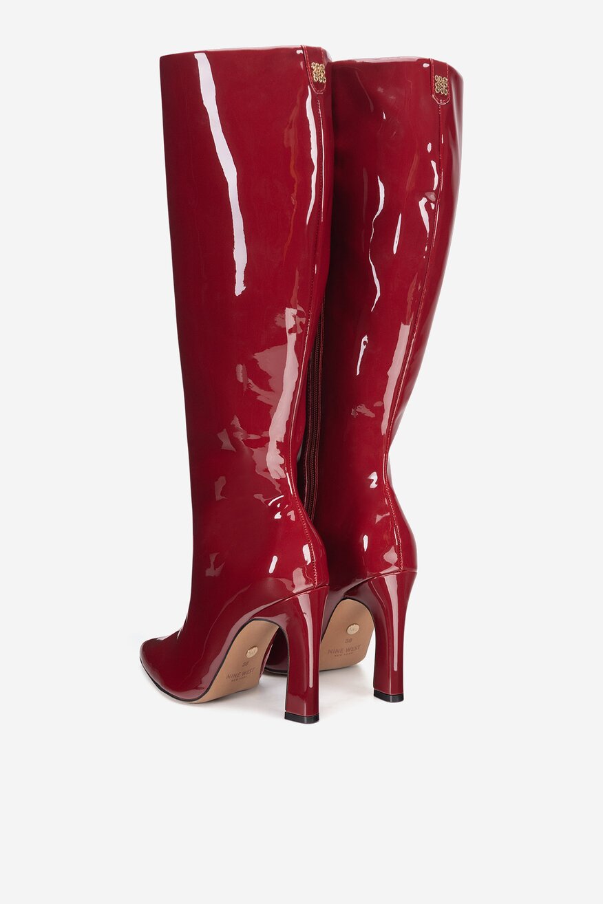 Kozaki lakierowane na słupku